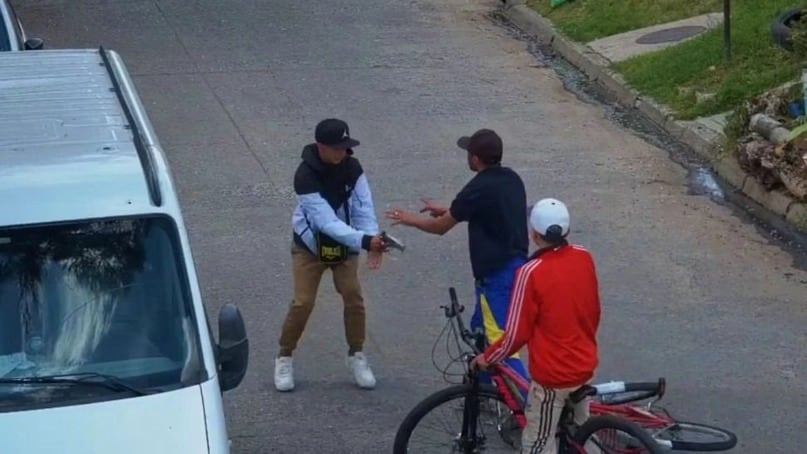 La secuencia quedó filmada por una cámara de seguridad.