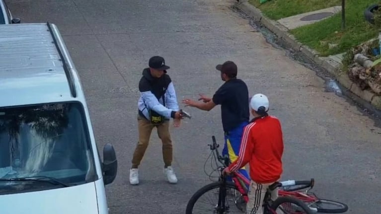 La secuencia quedó filmada por una cámara de seguridad.