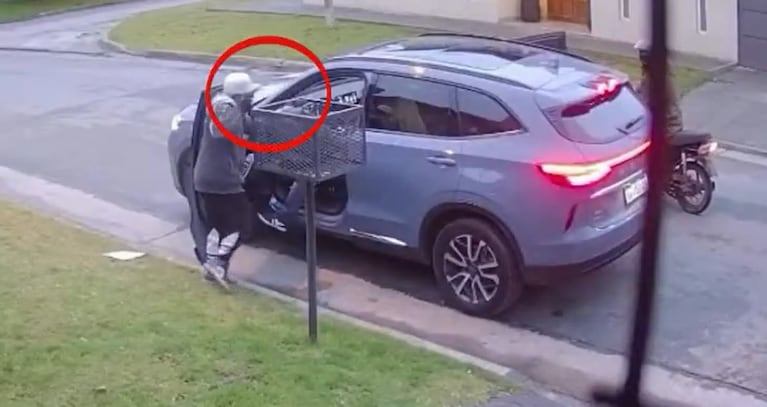 La secuencia quedó grabada por una cámara de la cuadra.