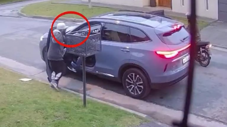 La secuencia quedó grabada por una cámara de la cuadra.