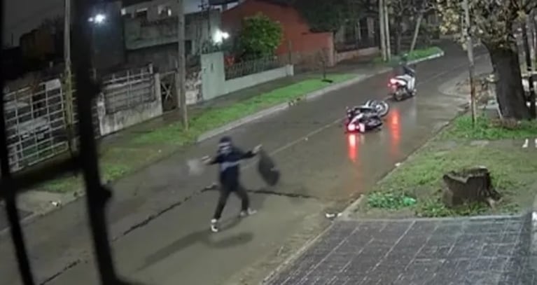 La secuencia quedó grabada por una cámara de seguridad de la cuadra.