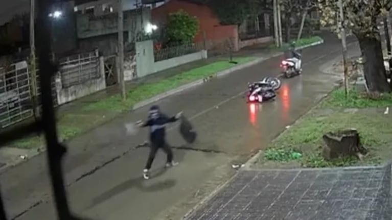 La secuencia quedó grabada por una cámara de seguridad de la cuadra.