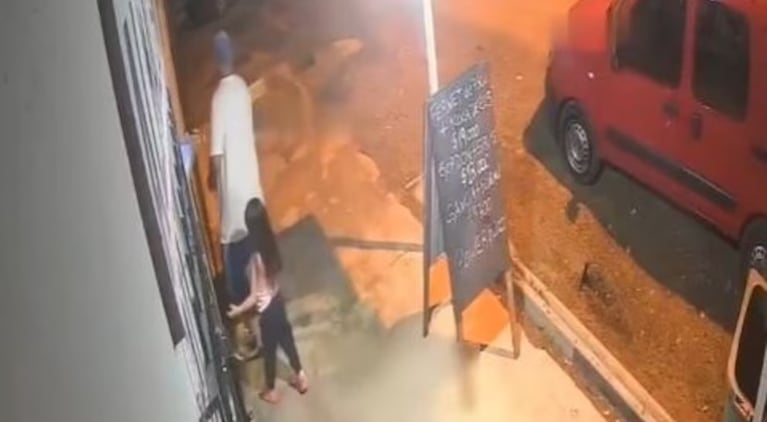 La secuencia quedó grabada por una cámara de seguridad del negocio.