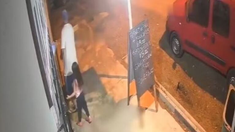 La secuencia quedó grabada por una cámara de seguridad del negocio.