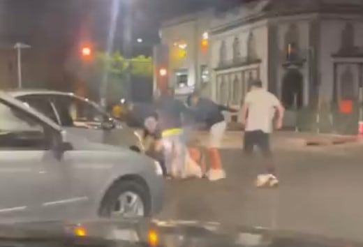 La secuencia se produjo a la vista de decenas de personas que pasaban por el lugar.