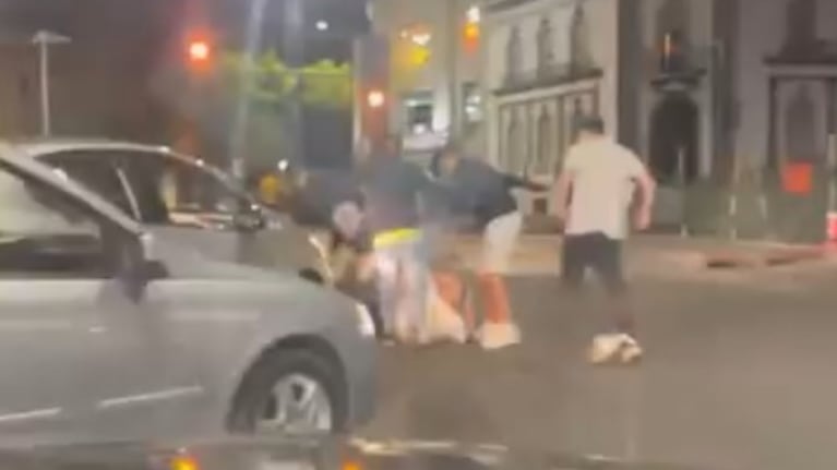 La secuencia se produjo a la vista de decenas de personas que pasaban por el lugar.