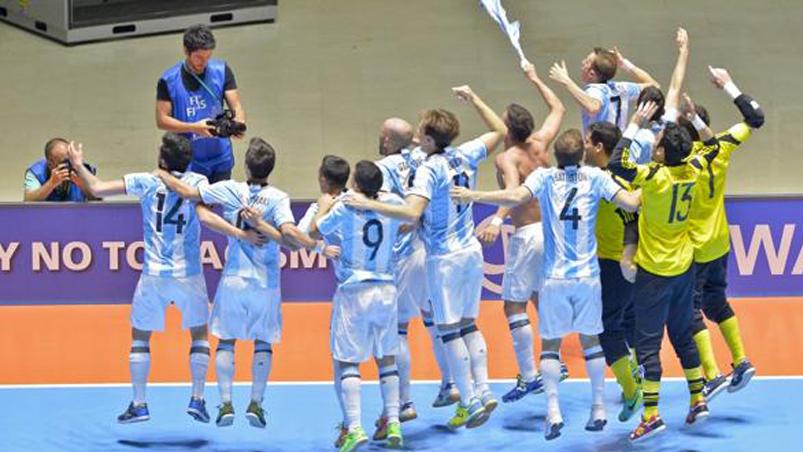 La Selección Argentina festejó así su primer campeonato del mundo. 