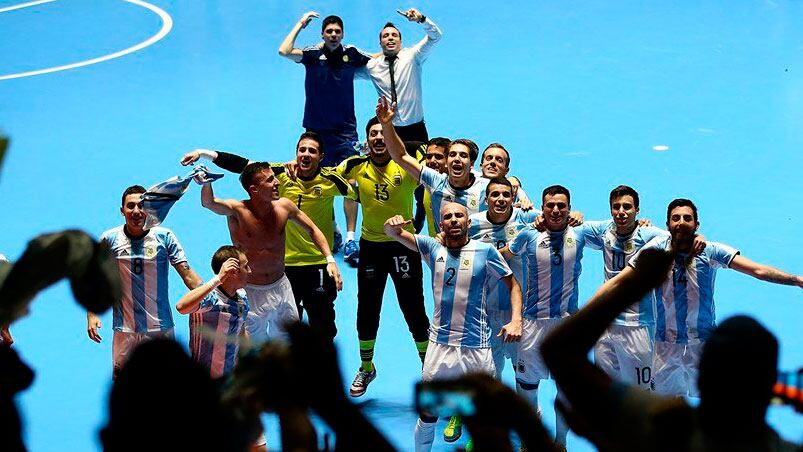 La Selección Argentina festejó así su primer campeonato del mundo. 