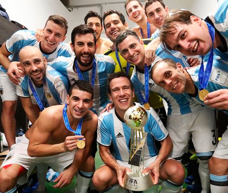 La Selección Argentina festejó así su primer campeonato del mundo. 