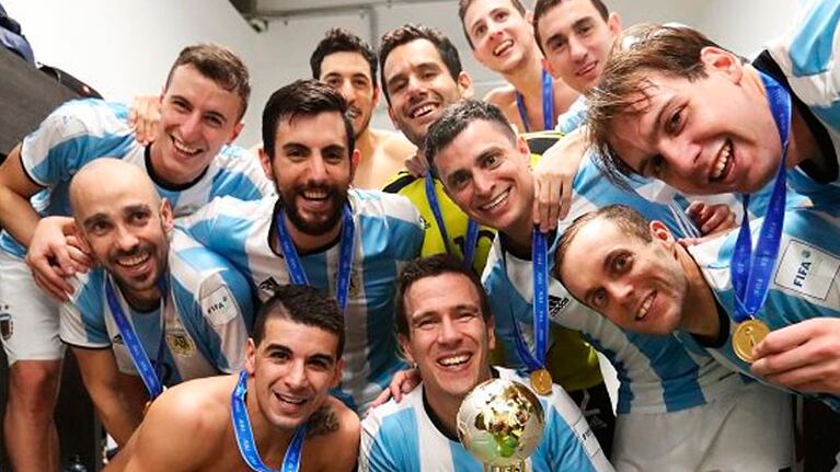 La Selección Argentina festejó así su primer campeonato del mundo.