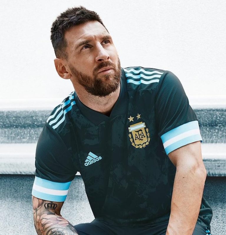 La Selección Argentina presentó su nueva camiseta: así le queda a Messi