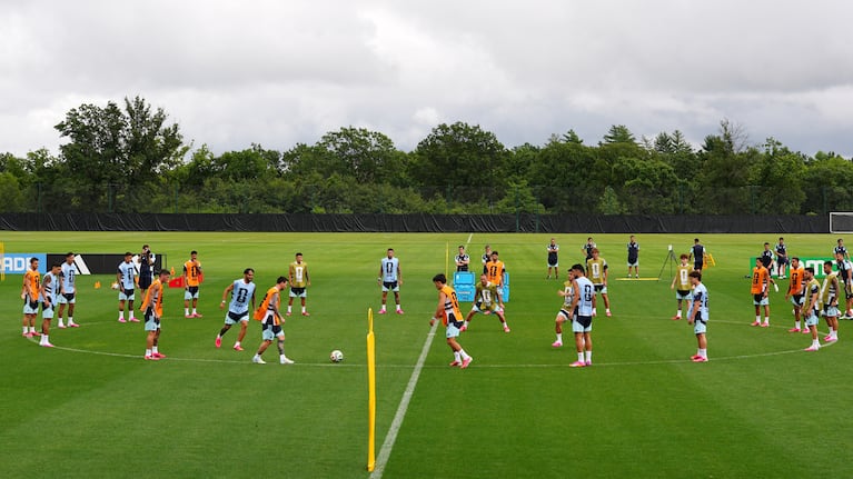 La Selección Argentina se prepara para el partido con Cabo Verde. Reuters/Jay Biggerstaff