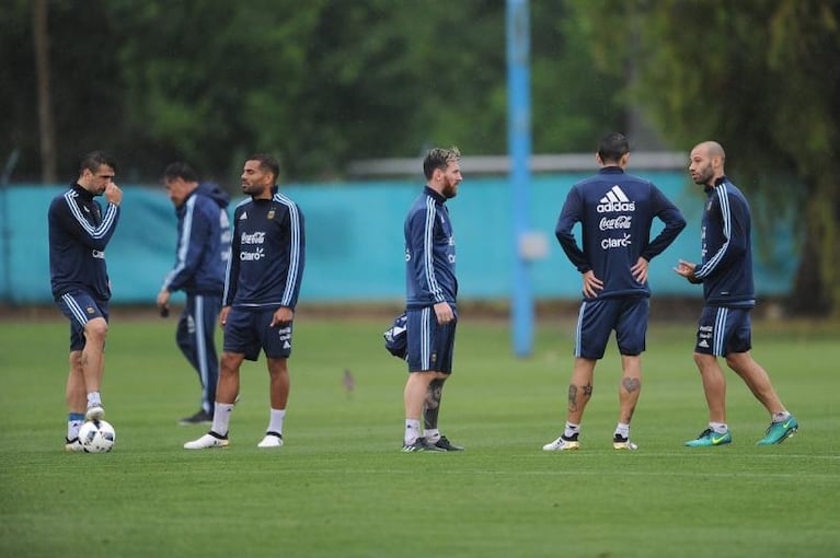 La Selección llegó a San Juan, en medio de turbulencias