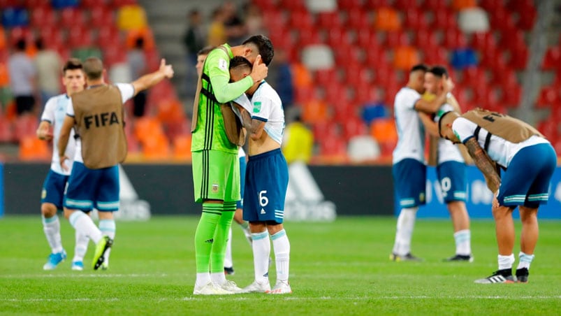 La selección no pudo aguantar el resultado y quedó eliminada. Foto: AP.