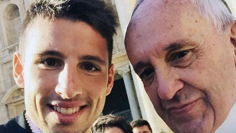 La selfie de Jonathan Calleri y el Papa Francisco.