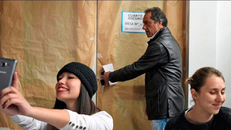 La selfie de una autoridad de mesa con Daniel Scioli. 