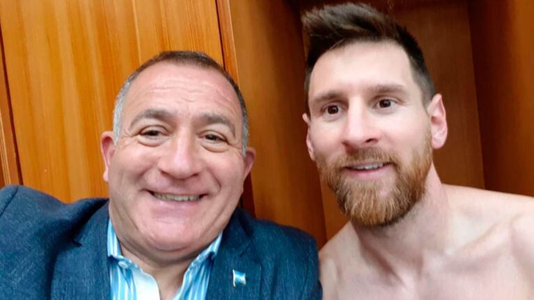 La selfie del embajador Luis Juez con La Pulga en el vestuario argentino.