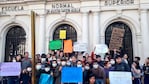 La semana pasada, alumnos protestaron con barbijos frente al colegio.