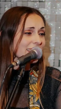 La seño viral homenajeó a Walter Romero junto a familiares del artista