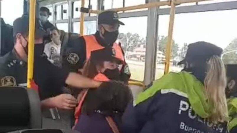 La señora fue bajada del colectivo por la fuerza a la altura de Lomas de Zamora. 