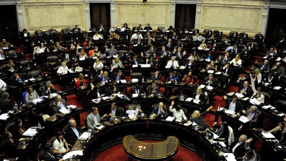 La sesión en Diputados fue caótica. Fotos: Diario Clarín. 