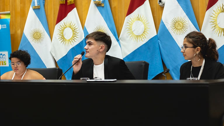 La sesión parlamentaria reunió a 80 participantes.