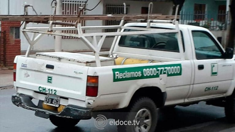 La siesta de un empleado de EPEC en pleno trabajo