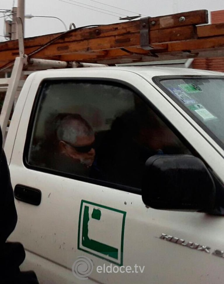 La siesta de un empleado de EPEC en pleno trabajo