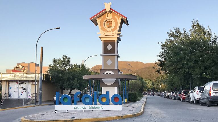 La siguió y la agarró del pelo.
