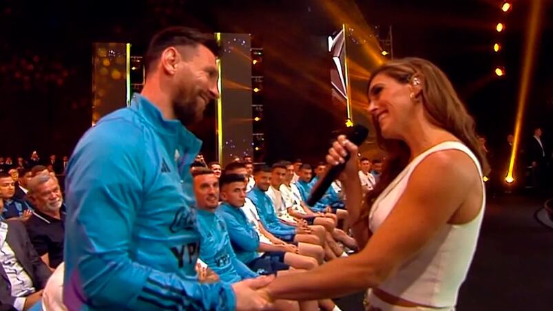 La Sole le cantó a Messi en la gala de los campeones del mundo. 