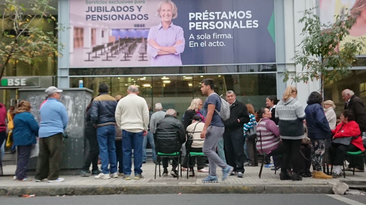 La sonriente oferta del banco se contrapone con la triste realidad de los jubilados.