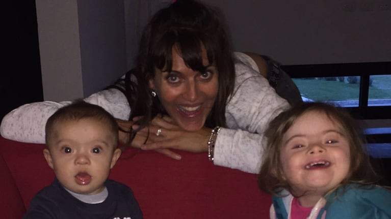 La sonrisa de Flavia y Alma es contagiosa y demuestra la felicidad que viven juntas.