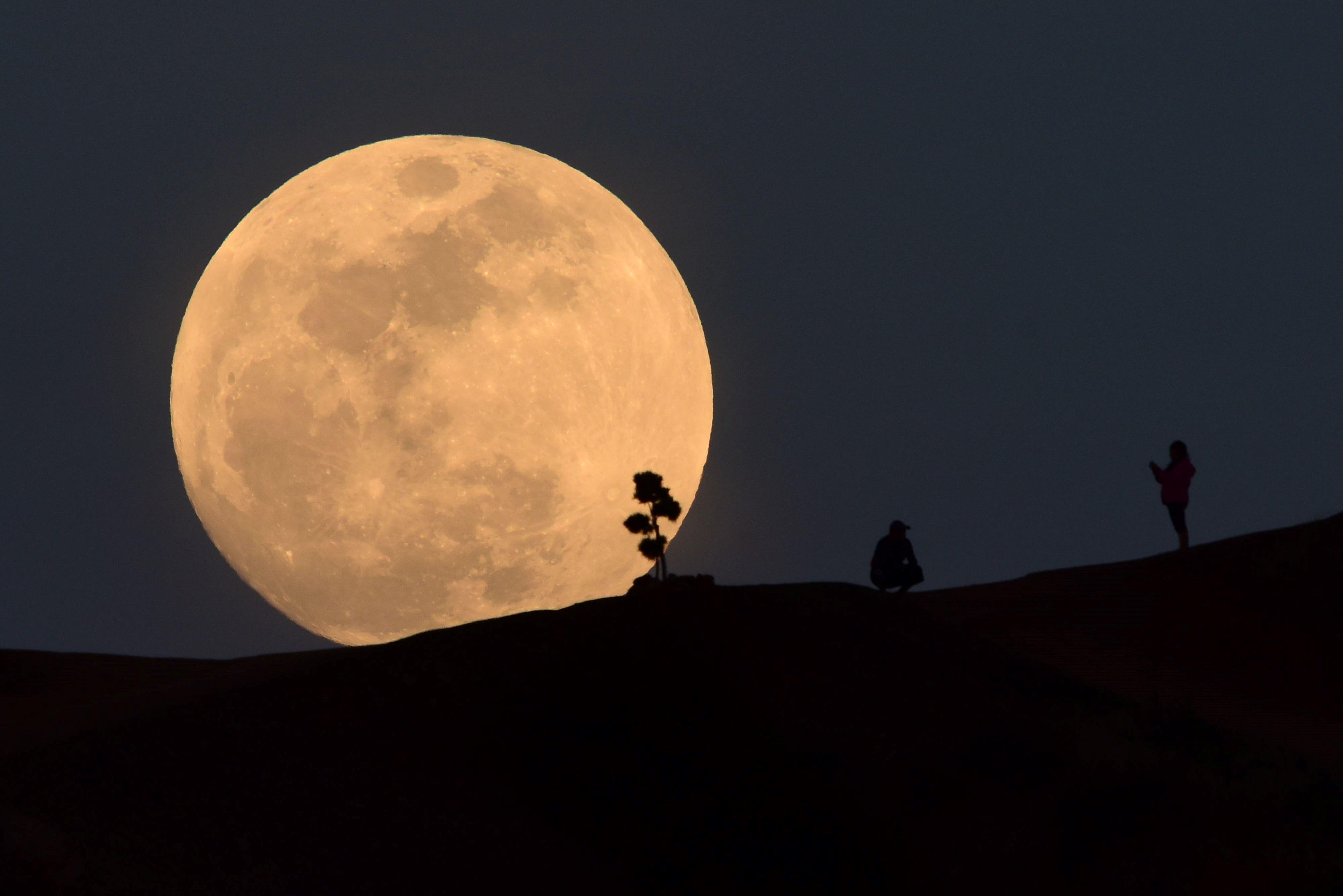 La superluna pudo verse sólo en algunos países.