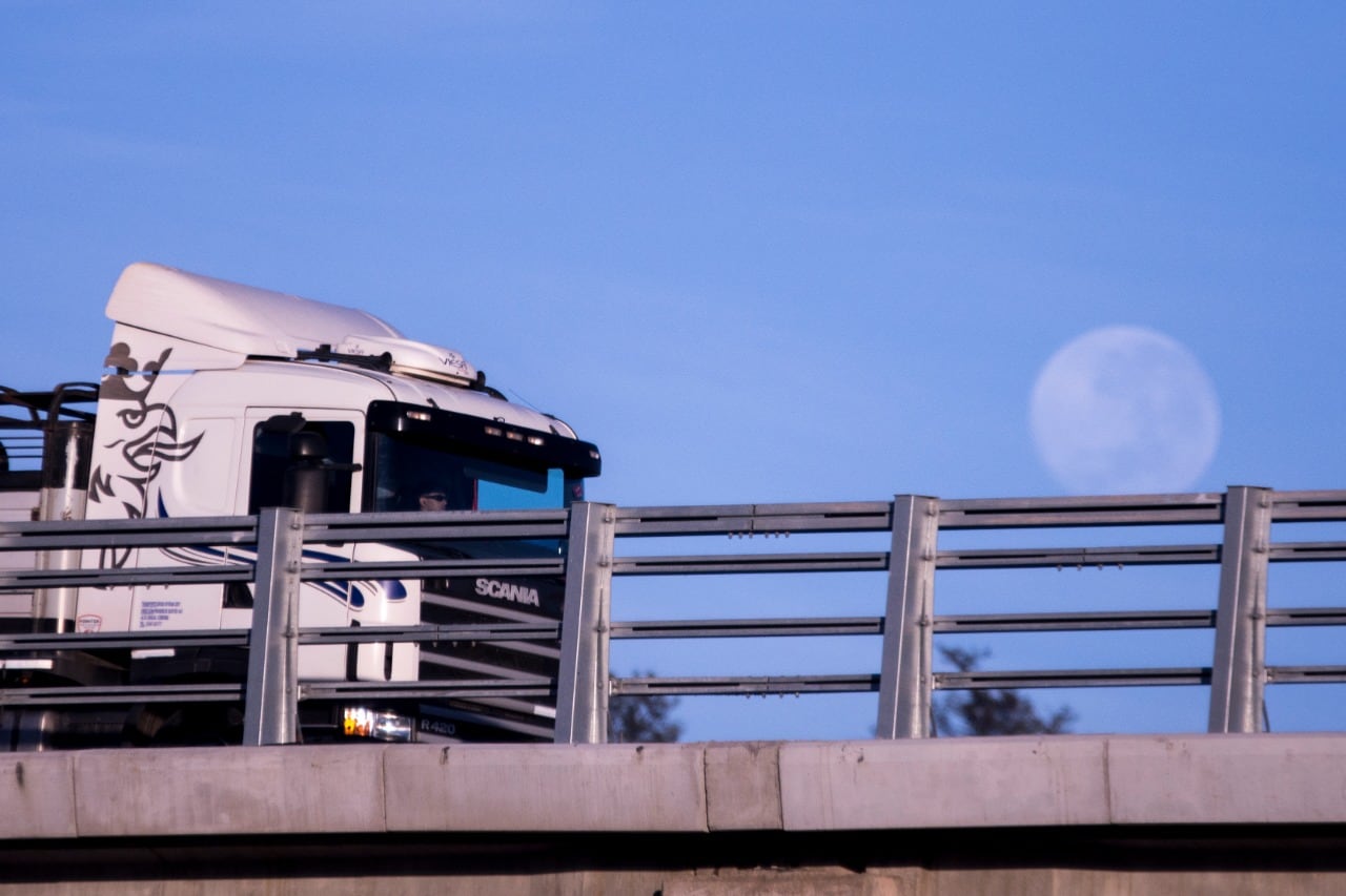 La superluna también brilló el viernes por la mañana. Foto: Lucio Casalla / ElDoce.tv.