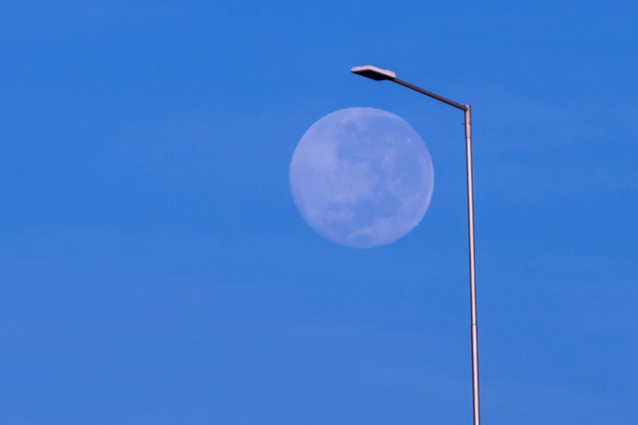 La superluna también brilló el viernes por la mañana. Foto: Lucio Casalla / ElDoce.tv.