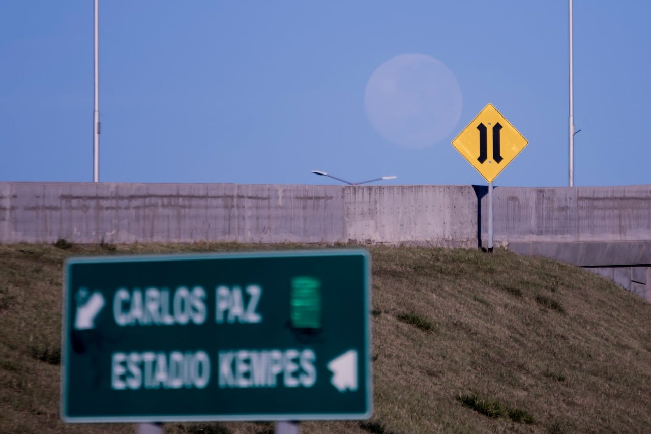 La superluna también brilló el viernes por la mañana. Foto: Lucio Casalla / ElDoce.tv.