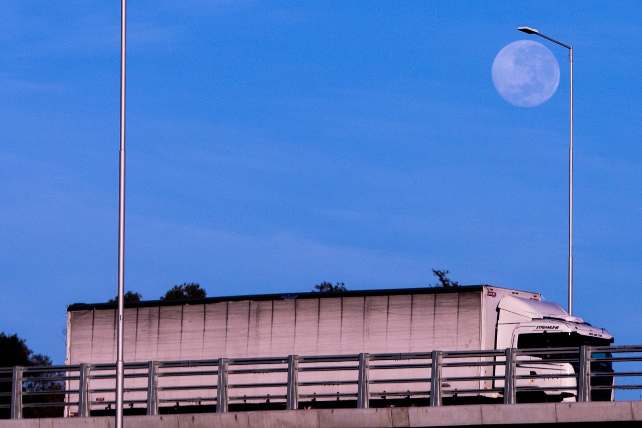 La superluna también brilló el viernes por la mañana. Foto: Lucio Casalla / ElDoce.tv.