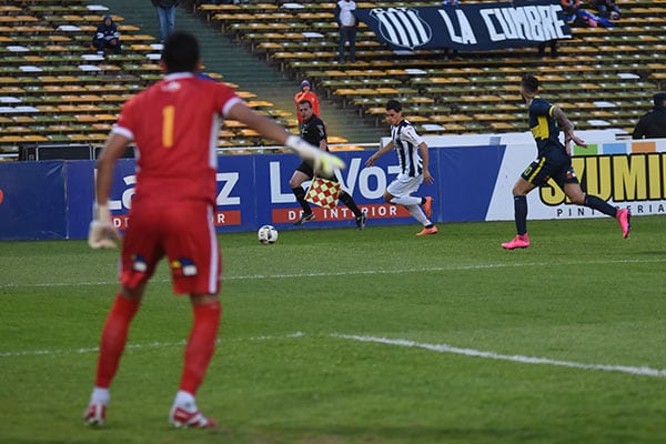 La T cayó ante Everton en el Kempes, pero se vio un buen debut de los refuerzos. Foto: Lucio Casalla / ElDoce.tv