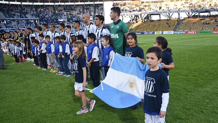 La T cayó ante Everton en el Kempes, pero se vio un buen debut de los refuerzos. Foto: Lucio Casalla / ElDoce.tv