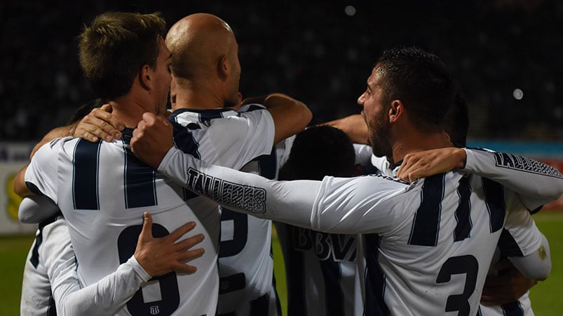 La T celebró el gol de Solís. Foto: Lucio Casalla / ElDoce.tv.