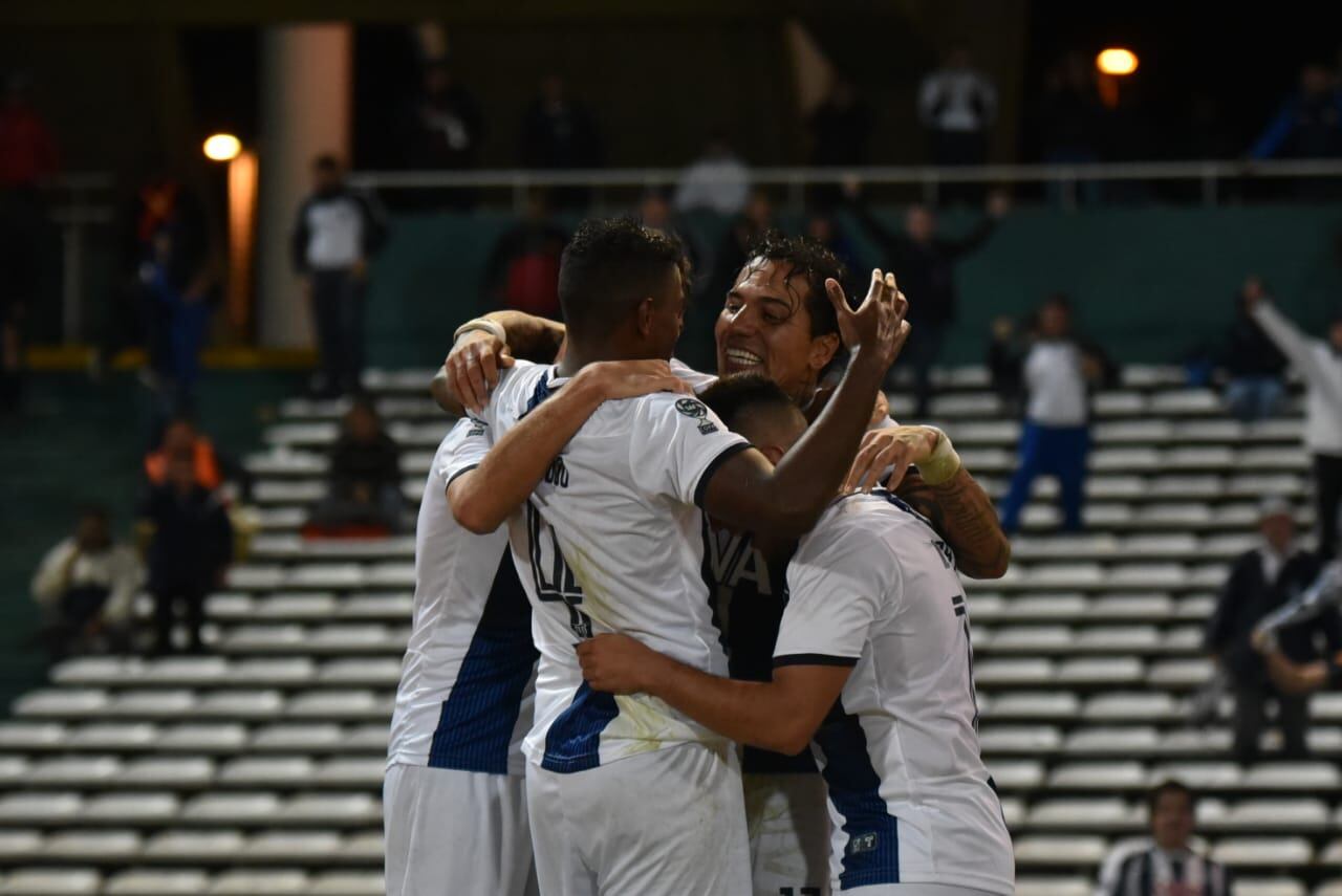 La "T" fue superior y mereció el triunfo, pero los tucumanos se llevan un resultado que deja abierta la serie. / Foto: Lucio Casalla ElDoce.tv