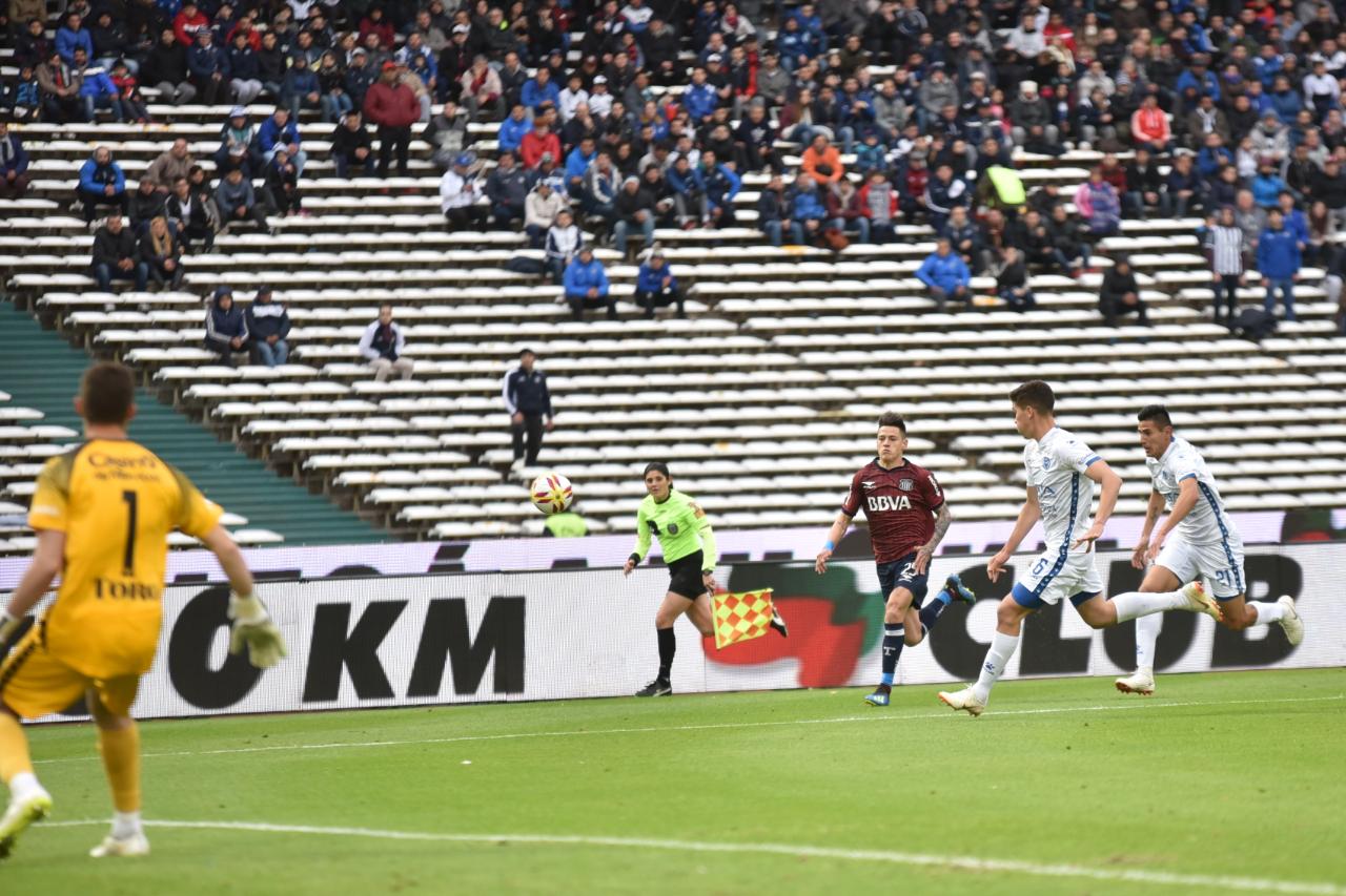 La T jugó su segundo partido de local en la Superliga. Foto: Lucio Casalla / ElDoce.tv.