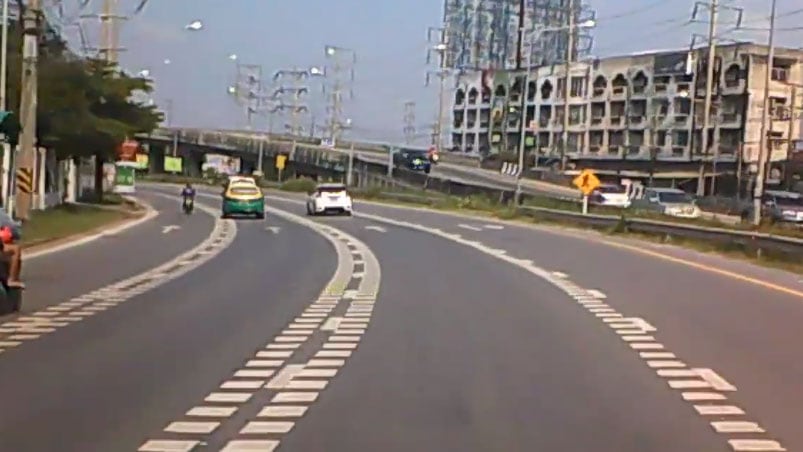 La tapa de la cisterna por poco aplasta al conductor de un auto.