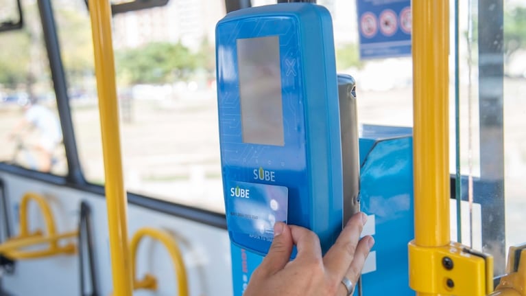 La tarjeta Sube permitirá subsidiar los pasajes a quienes cumplan ciertos requisitos.