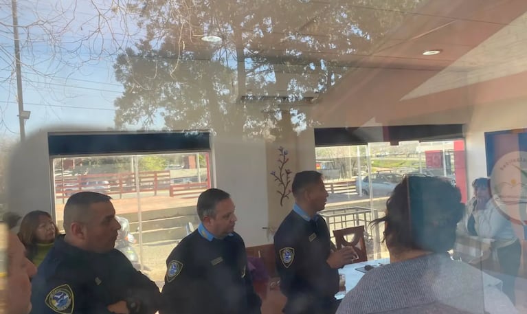 La tensa situación dentro de la Municipalidad de Villa Santa Cruz del Lago. Foto: El Diario de Carlos Paz.