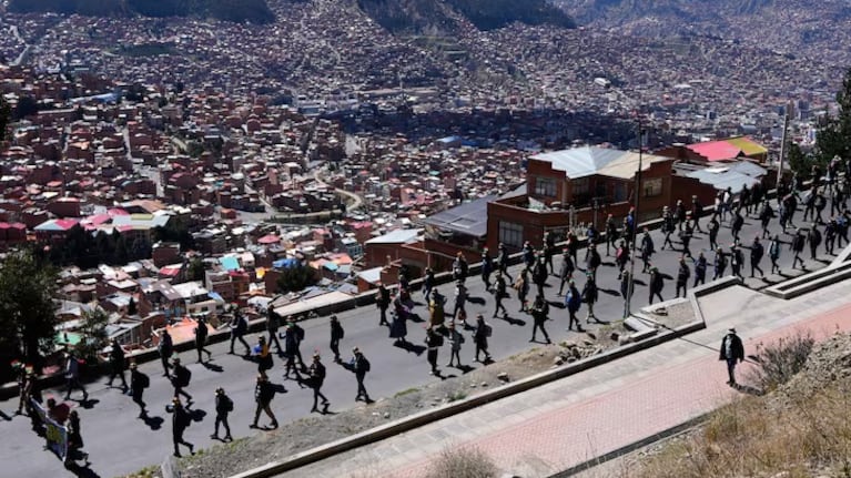 La tensión crece en Bolivia por las marchas y bloqueos contra Rodrigo Paz