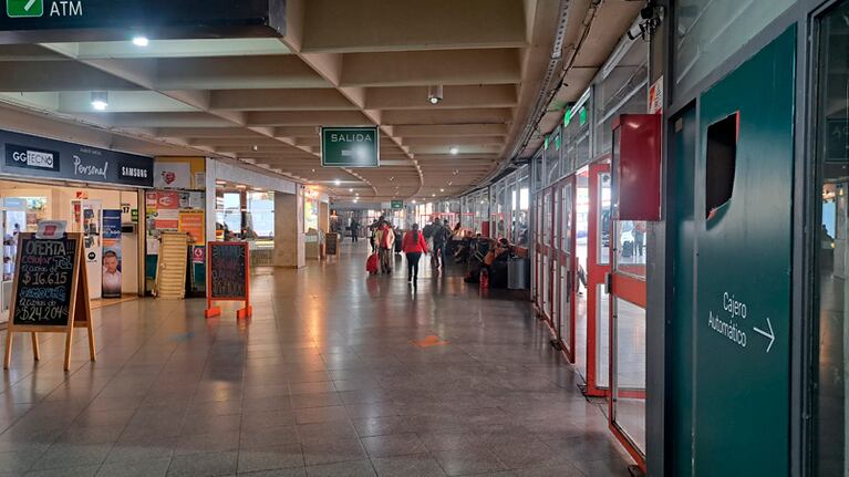 La Terminal de Ómnibus era utilizada para dormir por gente en situación de calle.