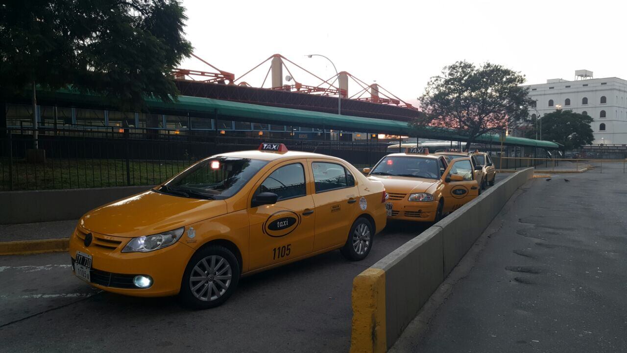 La terminal vacía pero con taxis en Córdoba. Foto: Sebastián Pfaffen.