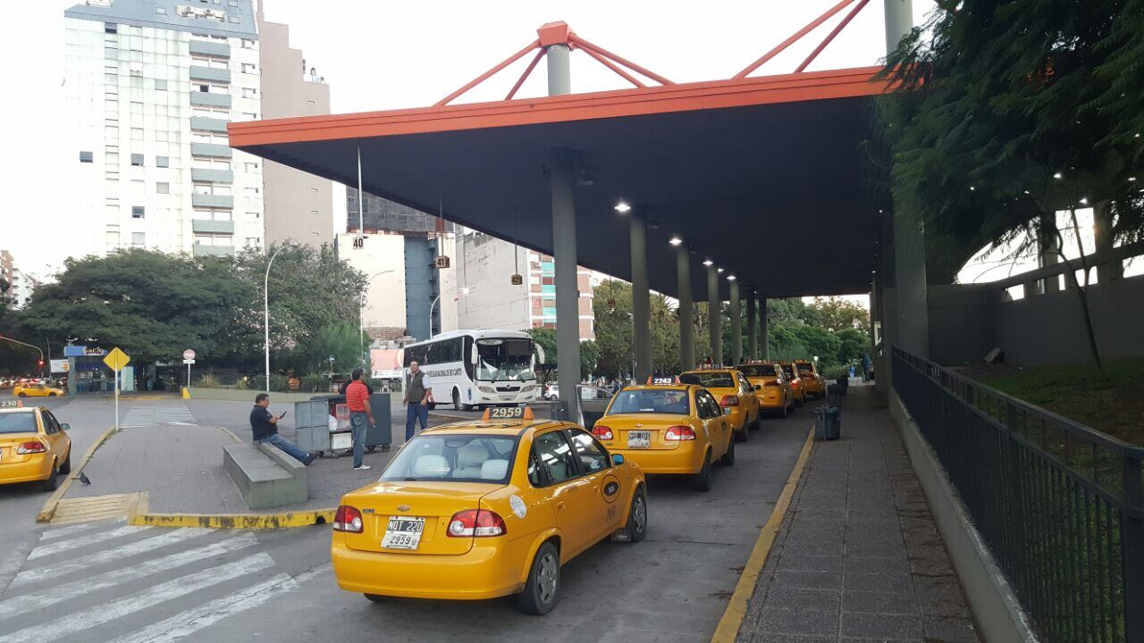 La terminal vacía pero con taxis en Córdoba. Foto: Sebastián Pfaffen.