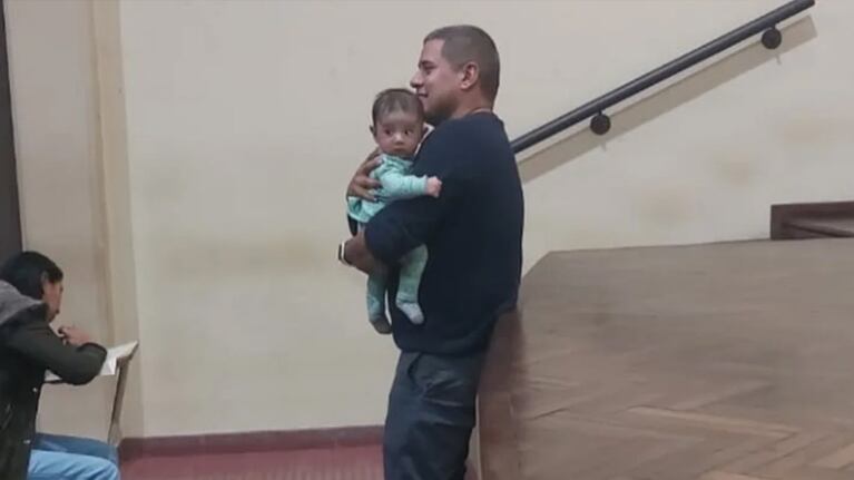 La tierna imagen del profesor en pleno examen.